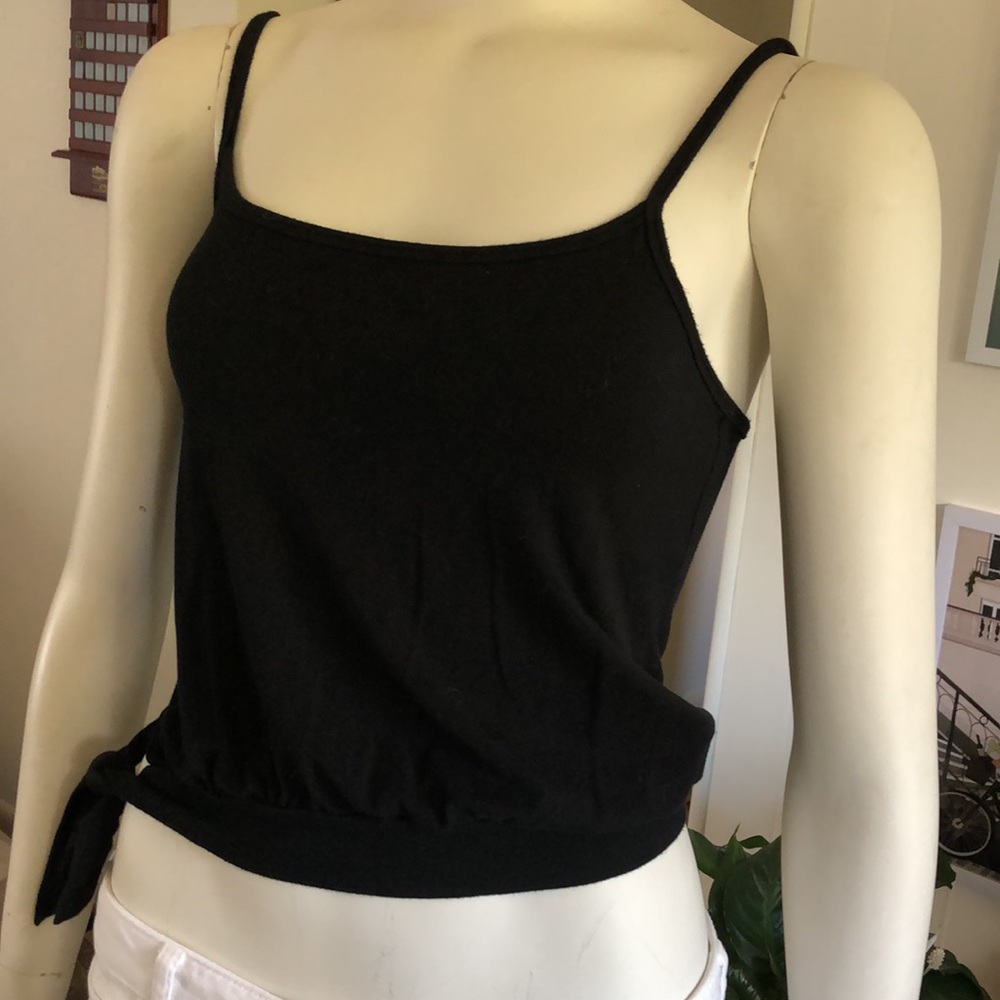 Cropped Black Tank - Picture 3 of 4